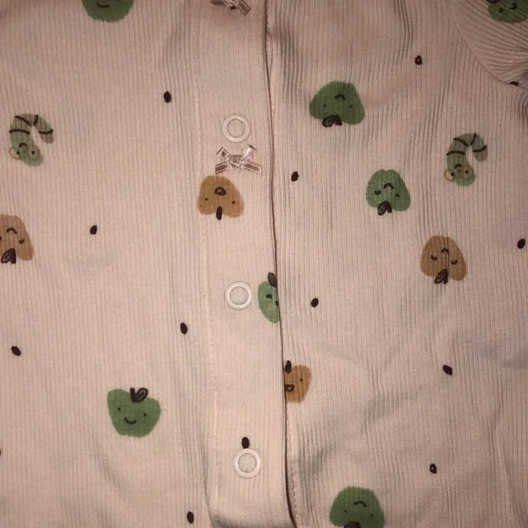 Baby girl, six month button front onesie - Picture 4 of 4